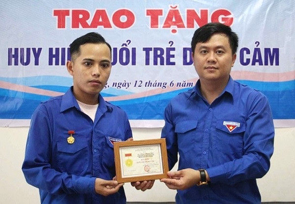 Trao huy hiệu Tuổi trẻ dũng cảm cho thanh niên cứu học sinh đuối nước