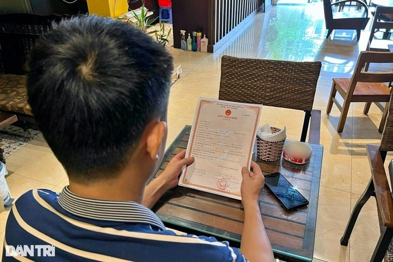 Ông bố Hà Nội sửng sốt khi giấy khai sinh của con ghi mình... đã chết