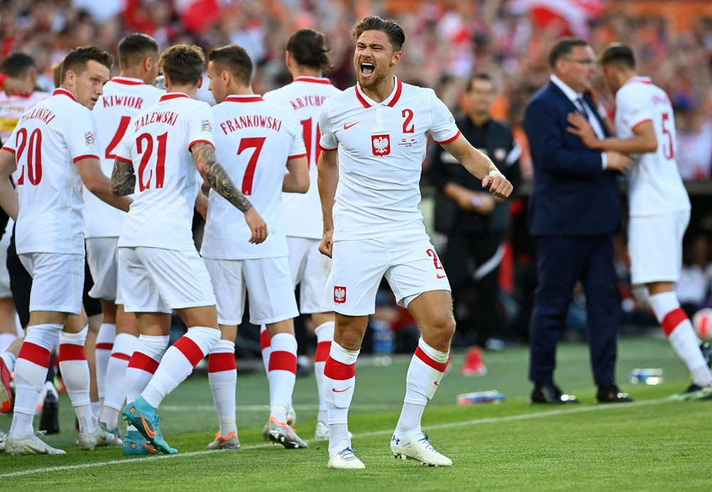 Đội khách Ba Lan hai lần vượt lên dẫn trước, nhờ các pha ghi bàn của Cash (18') và Zielinski (49').