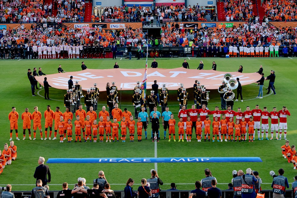 Trận đấu giữa Hà Lan vs Ba Lan diễn ra trên sân De Kuip, dưới sự cổ vũ của hơn 39 nghìn CĐV