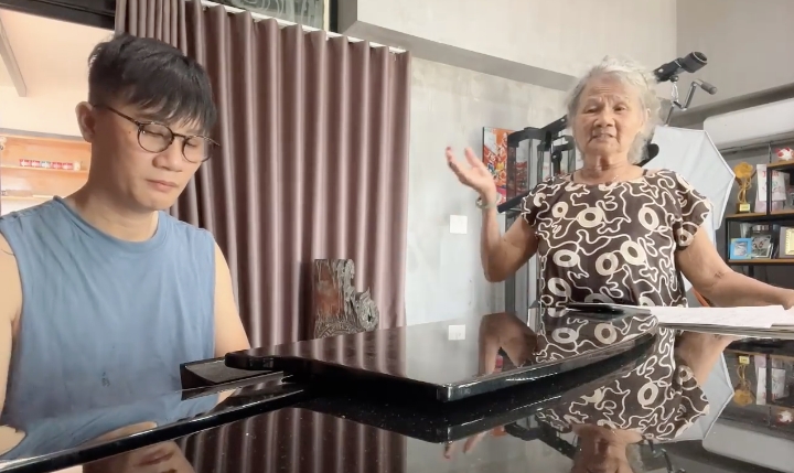 Hoàng Bách và mẹ 81 tuổi song ca nhạc phim 'Thương ngày nắng về'