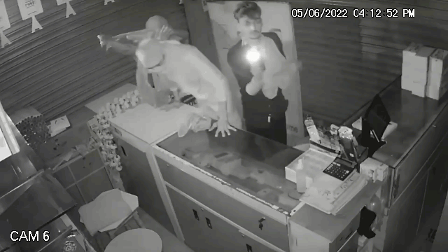 Trộm đột nhập vét sạch cửa hàng smartphone trong đêm
