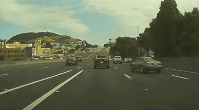 Mất lái trên đường cao tốc, ô tô gây va chạm rồi đâm vào rào chắn