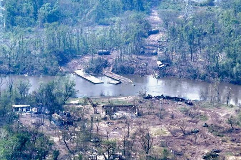 Ukraine tố Nga phá cầu bắc qua sông, cắt đứt đường sơ tán ở miền đông