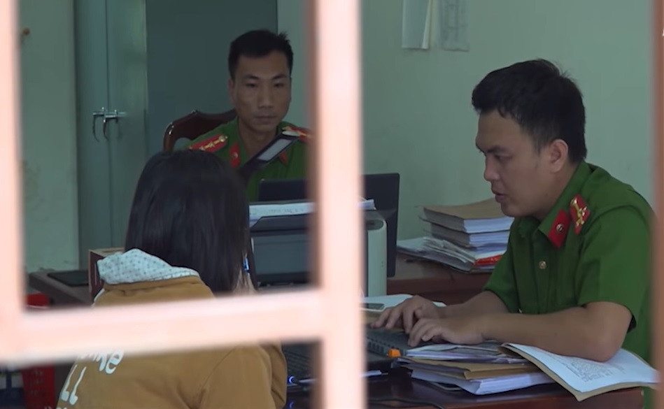 Khó tin chuyện người phụ nữ mất 1,7 tỷ đồng để được vay... 100 triệu - 1