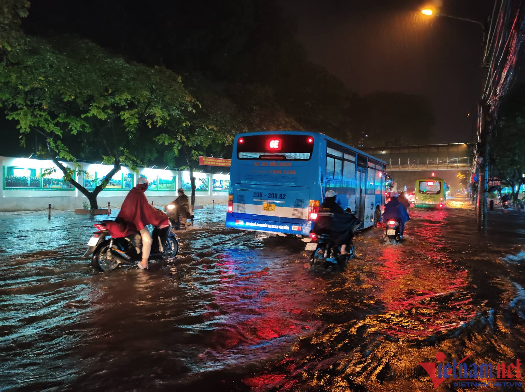 Đường Hà Nội mênh mông nước, phương tiện loay hoay 'né' điểm ngập - VietNamNet