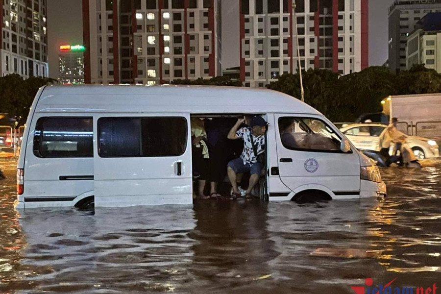 Đường Hà Nội mênh mông nước, phương tiện loay hoay 'né' điểm ngập