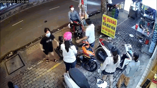 Thanh niên đe dọa, phá khóa trộm xe máy trước mặt nhiều người