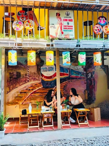 Railway café in heart of Hanoi attracts tourists