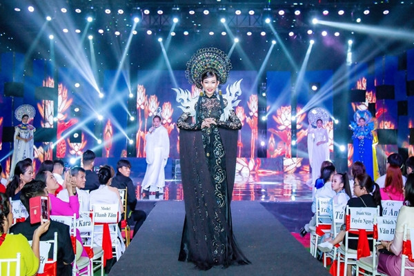 Hoa hậu doanh nhân ngành làm đẹp thể hiện thần thái trên sàn catwalk