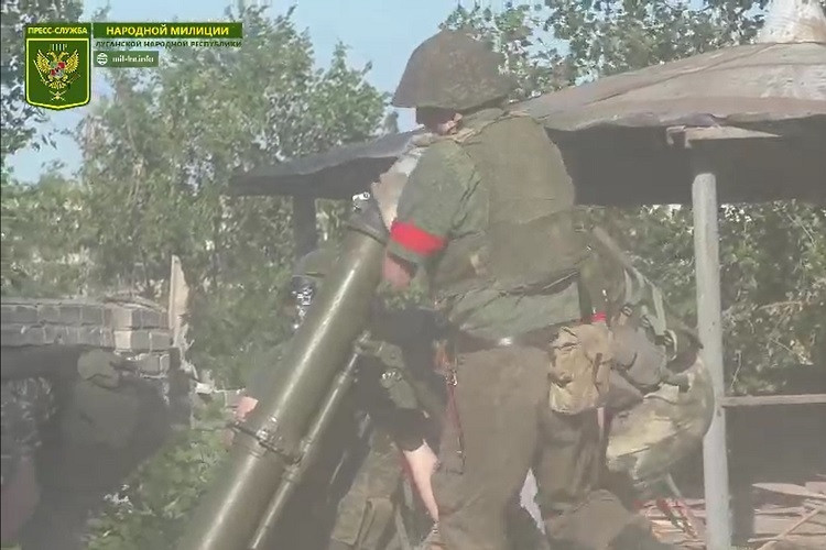 Xem khẩu đội cối của LPR tham chiến gần Severodonetsk ở Ukraine