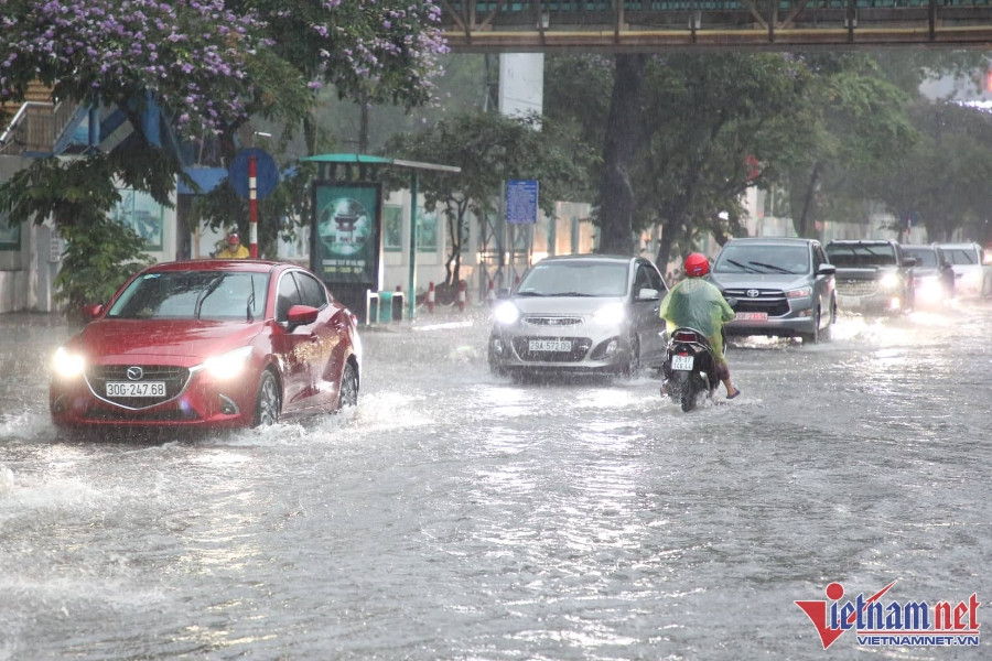 Dự báo thời tiết 15/6: Miền Bắc vẫn rình rập mưa giông, Trung Bộ nắng nóng cục bộ