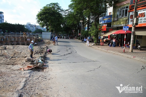 Hà Nội: Đường Vũ Tông Phan sụt lún, võng nứt cả đoạn dài