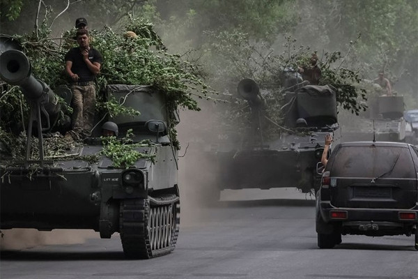 Quân Ukraine giữ vững vị trí tại Sievierodonetsk, nỗ lực sơ tán dân từng giây từng phút