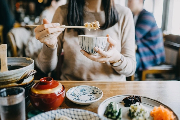 Đằng sau thân hình mảnh mai của người Nhật
