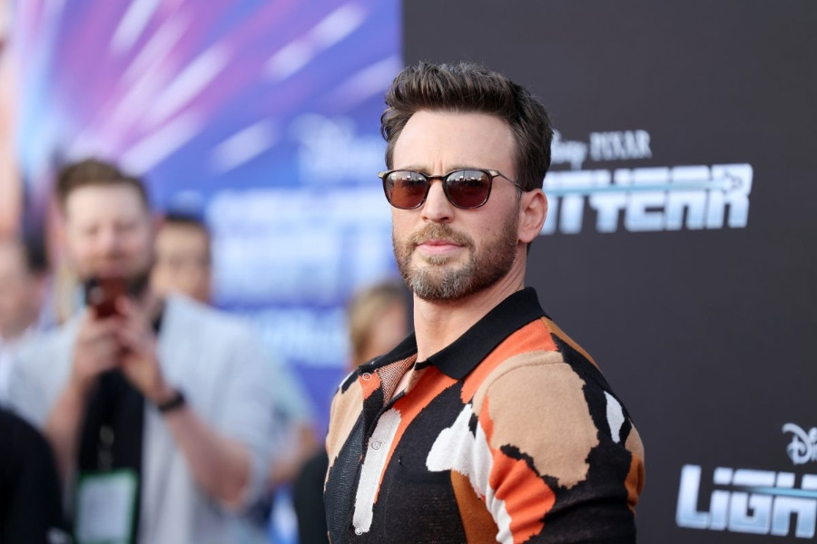 'Đội trưởng Mỹ' Chris Evans cực phong độ khi ra mắt 'Cảnh sát vũ trụ'