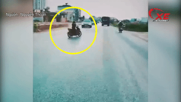 Suýt lao xuống mương nước vì người phụ nữ đi xe máy sang đường ẩu