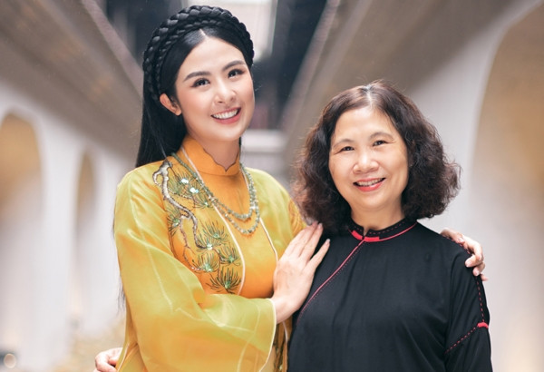 Mẹ Hoa hậu Ngọc Hân hiếm hoi làm mẫu cho áo dài con gái thiết kế