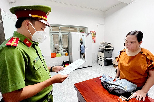 Bắt giam nguyên hiệu trưởng ở miền Tây