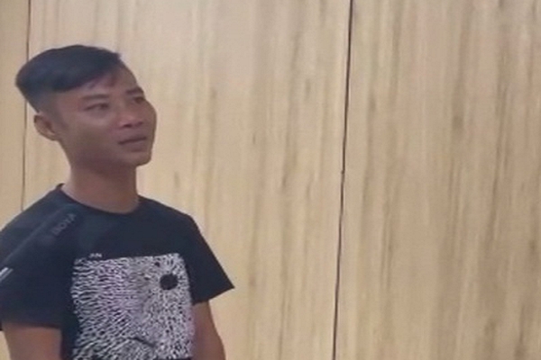 Triệu tập thanh niên đánh giày 'chặt chém' 400 nghìn một đôi ở Đà Nẵng