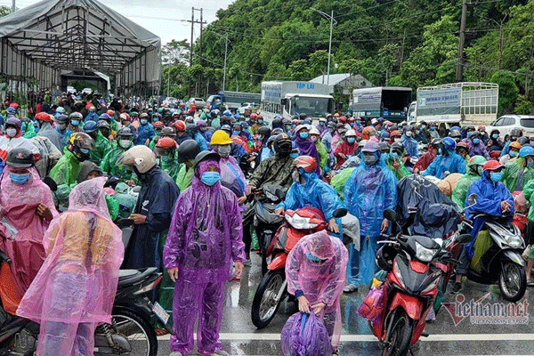 Dòng người bỏ phố về quê và nhu cầu quản trị các vấn đề xã hội