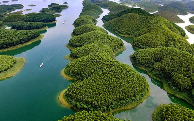 Thac Ba Lake, home of 1,300 islands