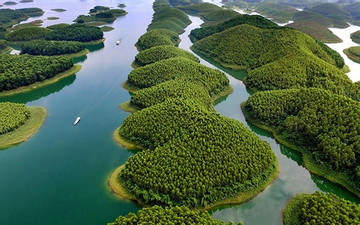 Thac Ba Lake, home of 1,300 islands