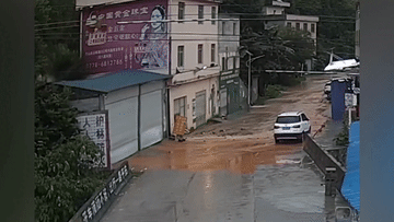 Khoảnh khắc ngôi nhà bị dòng nước lũ đánh sập