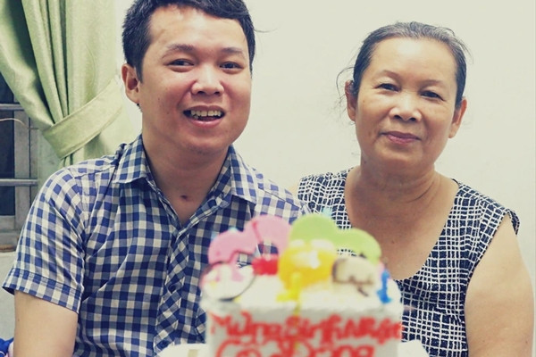 Chàng trai sống thực vật 6 tháng hồi phục diệu kỳ nhờ người mẹ 'siêu nhân'