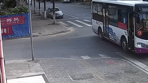 Cảnh sát đuổi theo chiếc xe buýt trôi tự do trên đường phố