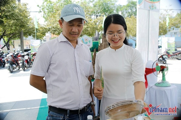 8X Quảng Nam làm bát đĩa mo cau, đẹp rẻ lại thân thiện môi trường