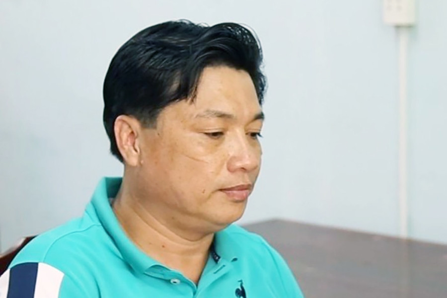 Giám đốc công ty khai thác cát đánh kiểm sát viên khi đang dừng đèn đỏ