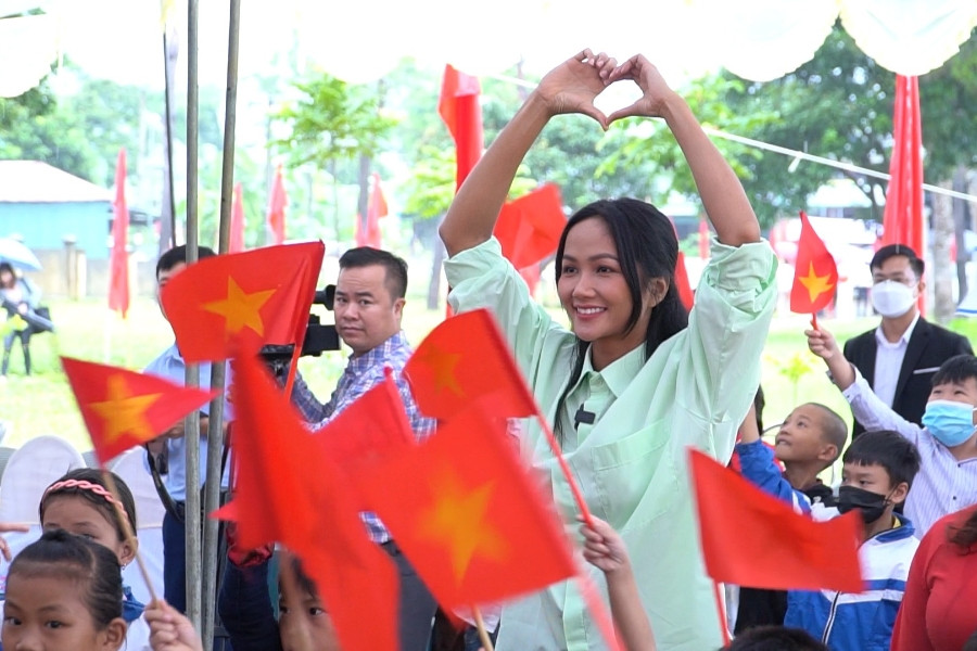 Đại sứ quán Israel và Hoa hậu H’Hen Niê trao tặng thư viện cho học sinh Lai Châu