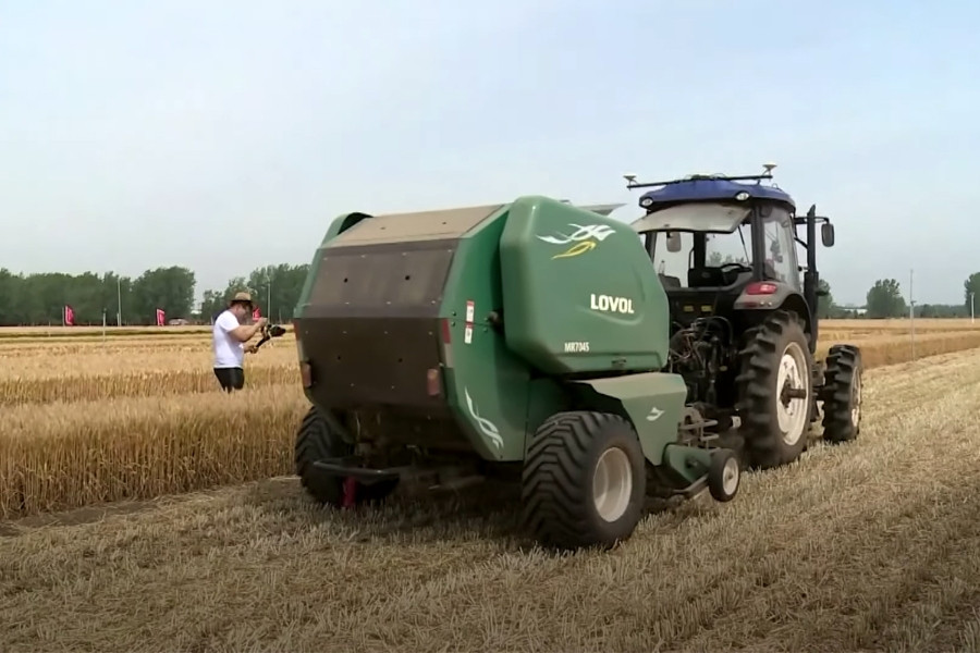 Xem nông dân sử dụng smartphone điều khiển máy gặt không người lái trên đồng