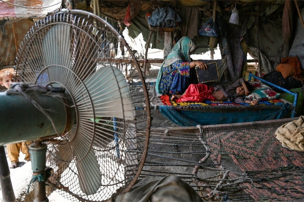 Nắng nóng kỷ lục thế giới ở Pakistan, người dân ngồi trước quạt không chạy để cầu nguyện