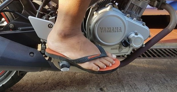 Người đi dép tông, dép xỏ ngón bị cấm đi xe máy tại Indonesia