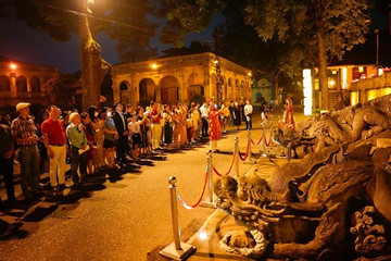 Night tour to Thang Long Imperial Citadel: National history revives