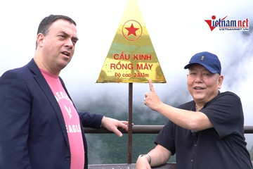 Đại sứ Israel tại Việt Nam thích thú trải nghiệm cầu kính cao 2.200m ở Lai Châu