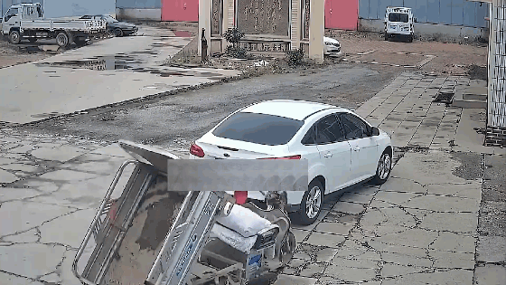 Khoảnh khắc xe ba gác “không người lái” nhưng vẫn ‘tự tránh’ ô tô
