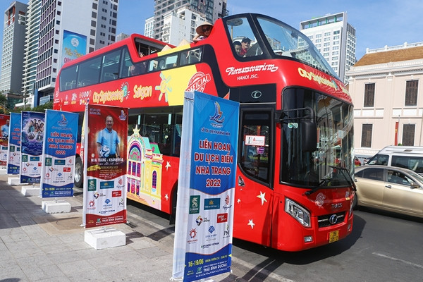 Xe buýt hai tầng lần đầu chở khách miễn phí ở Nha Trang