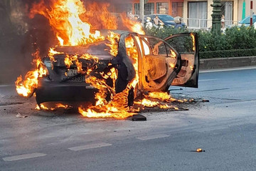 Sau tai nạn với xe tải, ô tô con ở Quảng Trị bốc cháy trơ khung