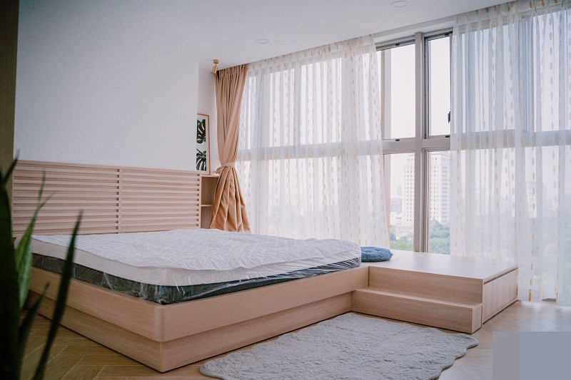 Giường ngủ thiết kế độc đáo, mang chút hơi hướng Nhật với tấm phản cao, có hộc. Đồng thời giường cũng có chỗ để ngồi đọc sách bên khung của rộng.
