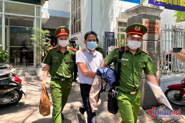 Công an khám xét trụ sở CDC Khánh Hòa liên quan vụ Việt Á