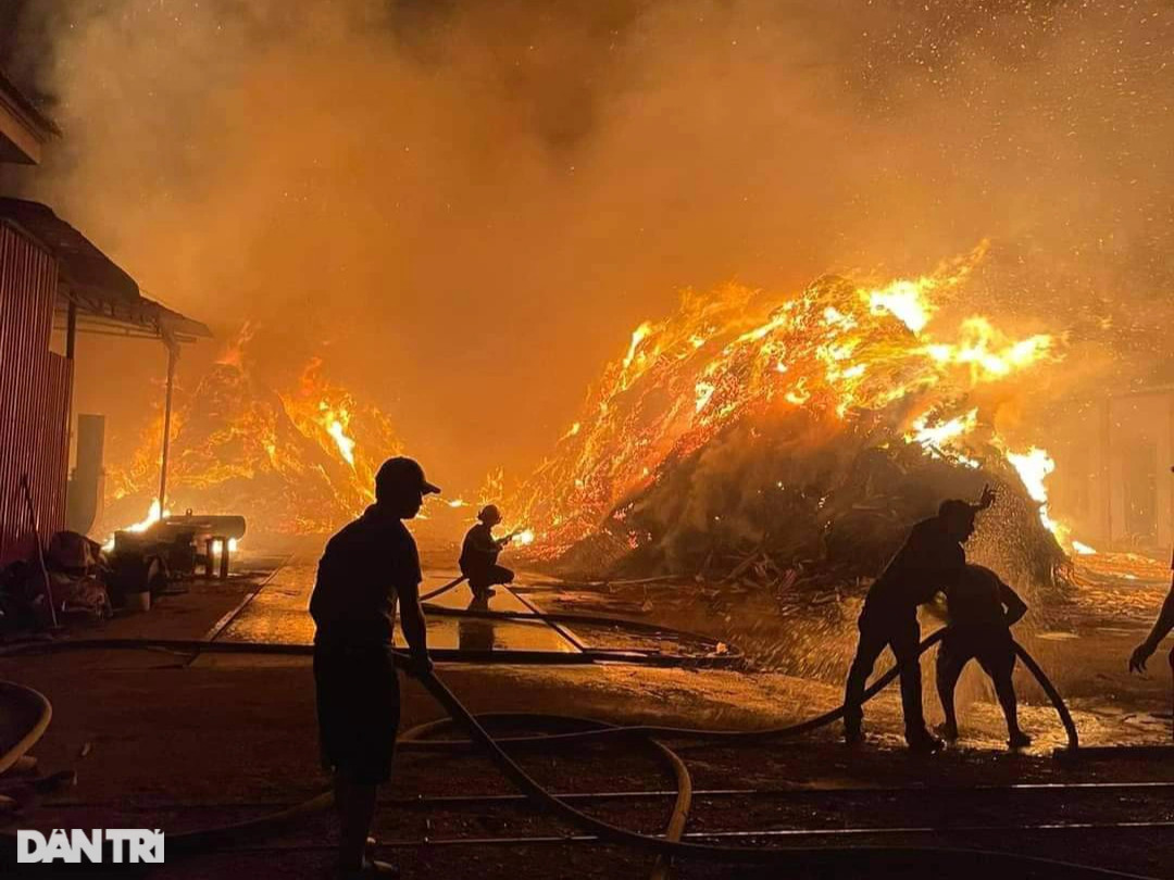 Cháy cực lớn tại cụm công nghiệp ở Nghệ An - 3