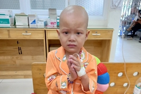 Xót xa bé gái 6 tuổi bị ung thư đau đớn, chắp tay cầu xin sự sống