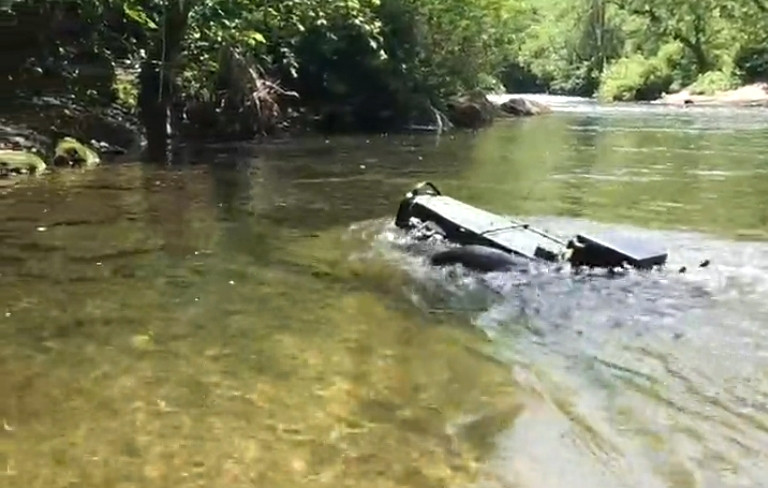 Xem chó robot bơi qua suối, vượt đường rừng