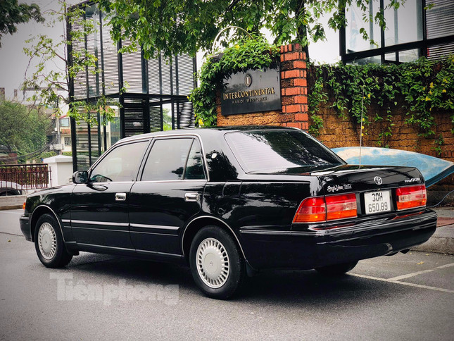 Toyota Crown đời 1998 rao bán giá 1,5 tỷ đồng ở Hà Nội ảnh 1