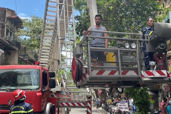 Cháy khách sạn ở phố cổ Hà Nội, cảnh sát điều xe thang giải cứu du khách