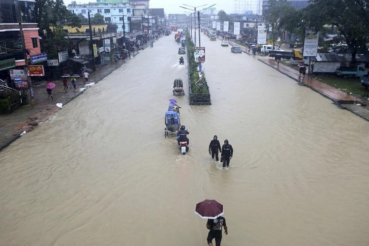 Lũ lụt hoành hành, hàng triệu người Ấn Độ phải rời bỏ nhà cửa
