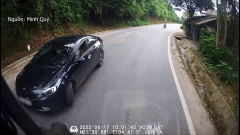Người đàn ông lái ôtô con chặn đầu xe khách giữa đèo dốc để tìm vợ